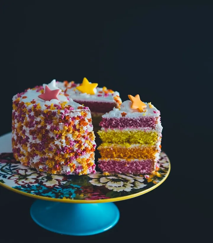 Celebración infantil en un espacio colorido