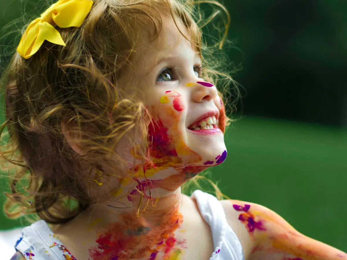 Niña participando en una actividad creativa