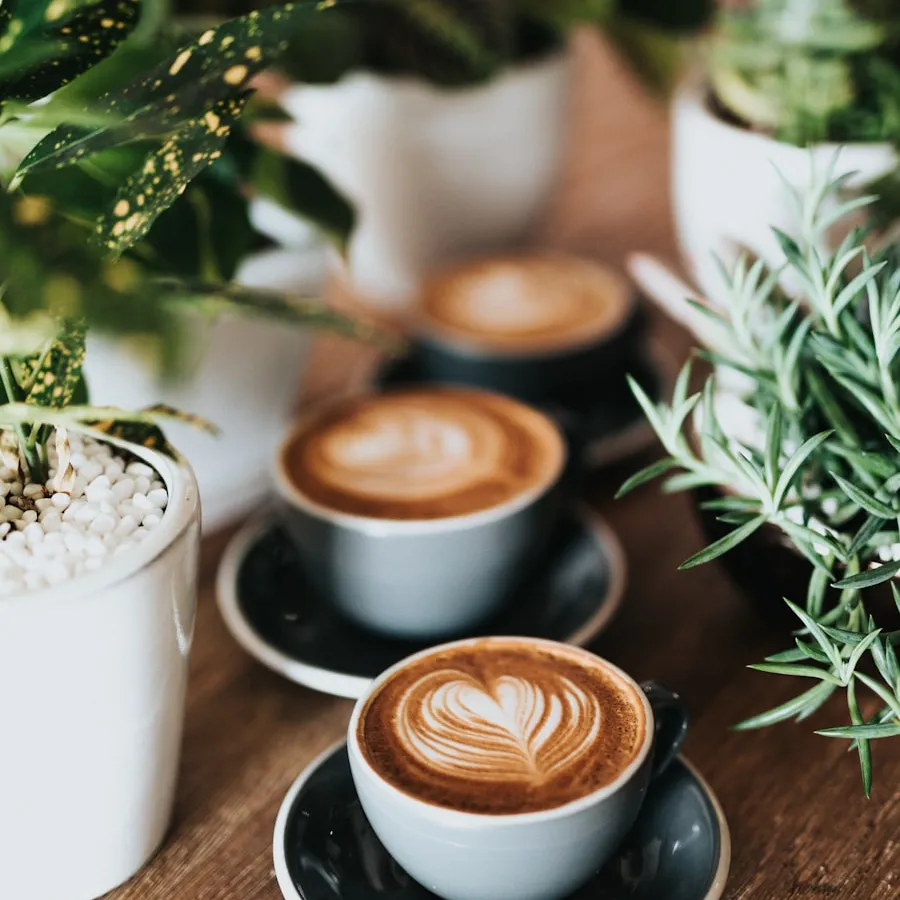 Taza de café servida en un ambiente cálido