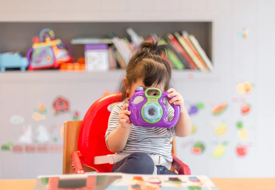 Niños jugando en un espacio creativo